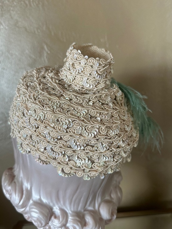 FESTIVE 1950\'s IVORY & SEQUIN LACE COCKTAIL HAT + GREEN OSTRICH FEATHER main image 4
